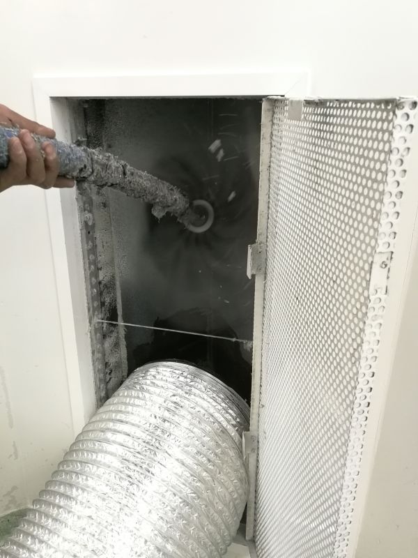 Clean Ducts in a Commercial Space